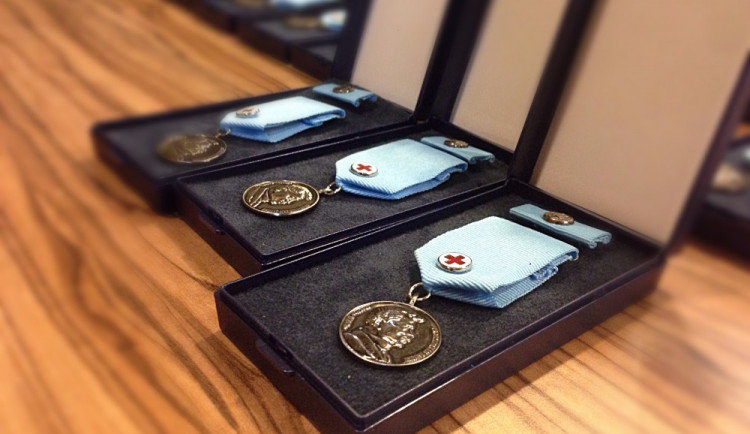 Zachraňují životy, ale zůstávají v utajení. Dárci krve převzali ocenění za mnohonásobné odběry