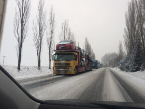 SJÍZDNOST: Cestování na Vysočině ztěžuje sněžení, stalo se několik dopravních nehod