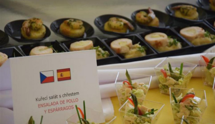 V českých jídelnách se zabydluje gaspacho a paela. Své o tom ví ve škole v Havlíčkově Brodě