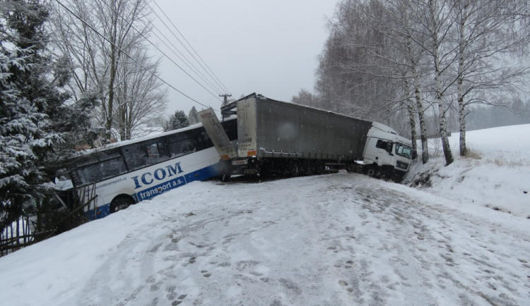 Policisté od rána evidují skoro čtyřicet nehod. Boural třeba i autobus s náklaďákem