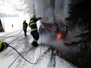 FOTO: Auto začalo po nárazu do stromu hořet.  Dva lidé skončili se zraněním v nemocnici