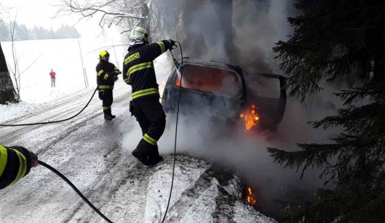 Auto začalo po nárazu do stromu hořet.  Dva lidé skončili se zraněním v nemocnici