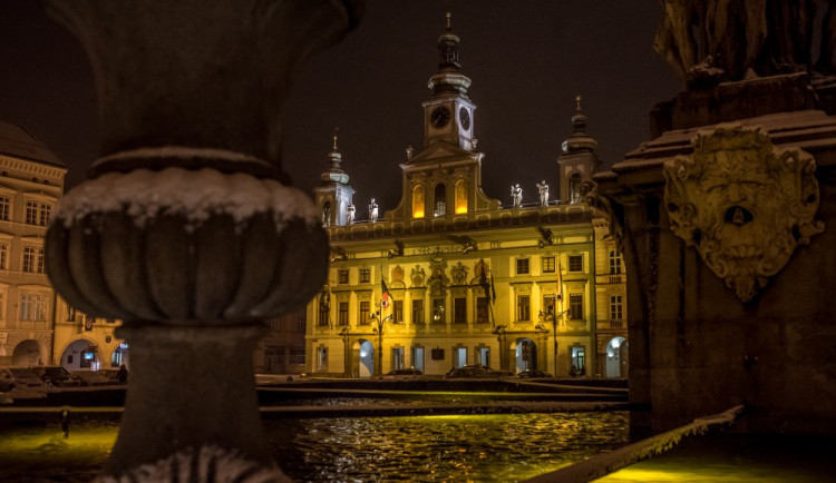 Budějcká radnice se oblékla do zlatavé barvy. Pro nemocné děti