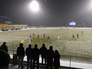 Zápas se Slavií sledovaly skoro čtyři tisíce fanoušků. Tři vběhli před utkáním na trávník