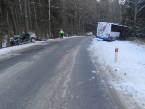 U Bílého Kamene dnes zemřel šestapadesátiletý řidič. V protisměru se střetl s autobusem