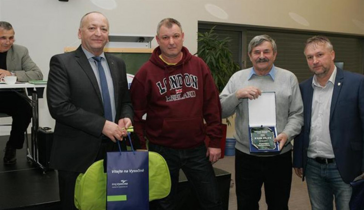 Fotbalový rozhodčí František Novotný byl oceněn. Poskytl první pomoc zraněnému hráči