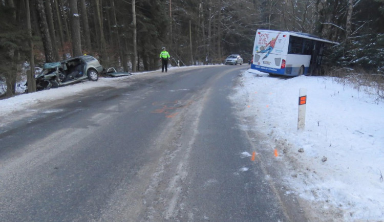 U Bílého Kamene dnes zemřel šestapadesátiletý řidič. V protisměru se střetl s autobusem