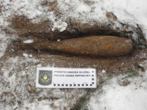 FOTO: Muž našel v lese dělostřeleckou minu a granát, ihned zavolal na linku 158