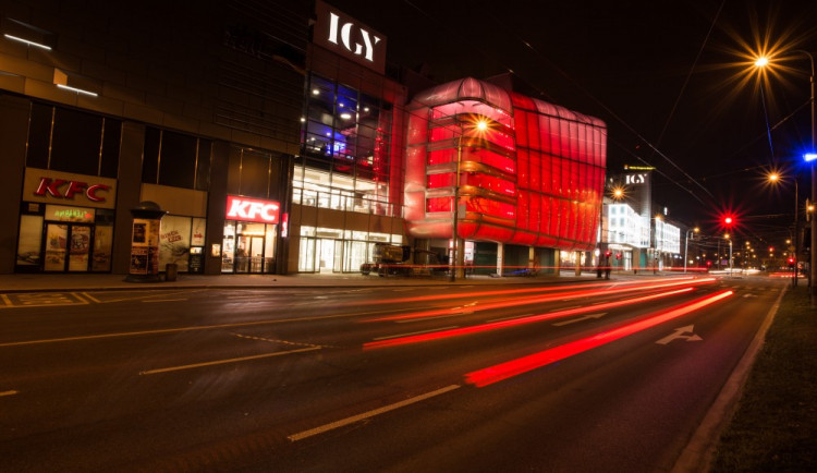VIDEO: Budějcké nákupní centrum je dokončeno. Od slavnostního otevření hraje barvami
