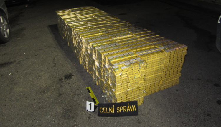 Celníci zachytili na dálnici D1 tisíc kartonů neoznačených cigaret