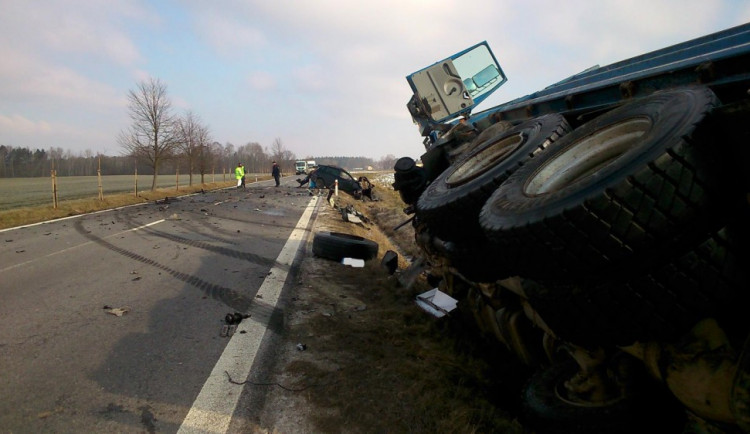 Řidič osobního auta nepřežil na Jindřichohradecku srážku s náklaďákem