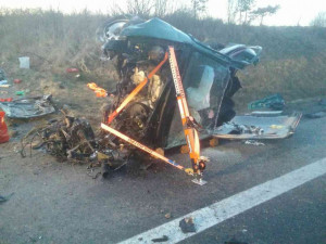 U Golčova Jeníkova bouralo auto. Dva lidé byli zaklíněni v autě, skončili v nemocnici
