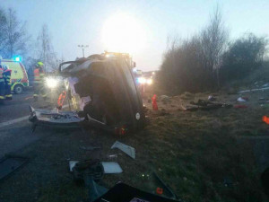 U Golčova Jeníkova bouralo auto. Dva lidé byli zaklíněni v autě, skončili v nemocnici