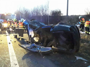 U Golčova Jeníkova bouralo auto. Dva lidé byli zaklíněni v autě, skončili v nemocnici