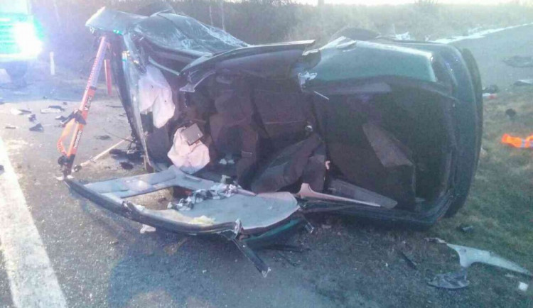 U Golčova Jeníkova bouralo auto. Dva lidé byli zaklíněni v autě, skončili v nemocnici