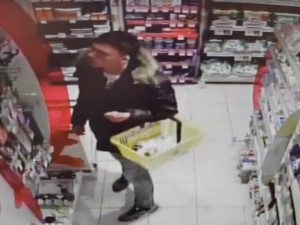 FOTO + VIDEO: Policie pátrá po zloději kosmetiky. Zaměřil se na kartáčky a parfémy