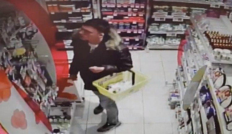 Policie pátrá po zloději kosmetiky. Zaměřil se na kartáčky a parfémy