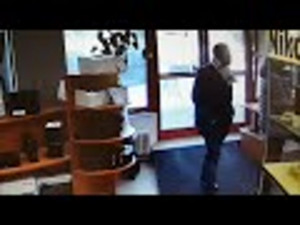 VIDEO: V jihlavské prodejně ukradl anglicky mluvící mladý muž mobil. Policie žádá o spolupráci