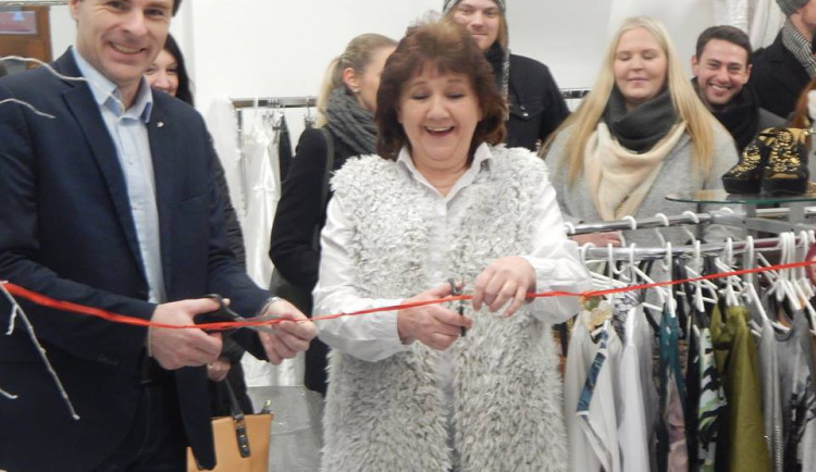 FOTO: Ve středu se otevřel bazárek nadačního fondu Šťastná hvězda. Koupí výrobku přispějete potřebným