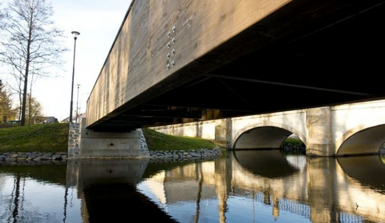 Jedna z oceněných staveb roku 2016 - „Pěší trasa kolem barokního mostu"