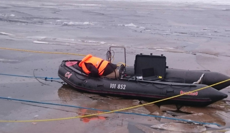 Policisté pátrají na vodní nádrži Orlík po zmizelém bruslaři