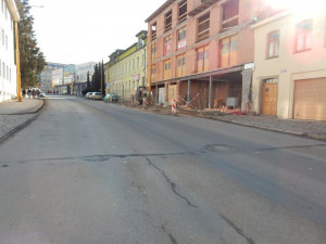 U zastávek Chlumova vznikne přechod pro chodce, dočasně přibudou i jízdní pruhy pro MHD