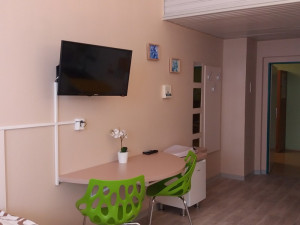 Maminky nedonošených dětí v jihlavské nemocnici využívají komfort opravených pokojů