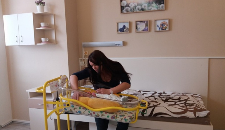 Maminky nedonošených dětí v jihlavské nemocnici využívají komfort opravených pokojů