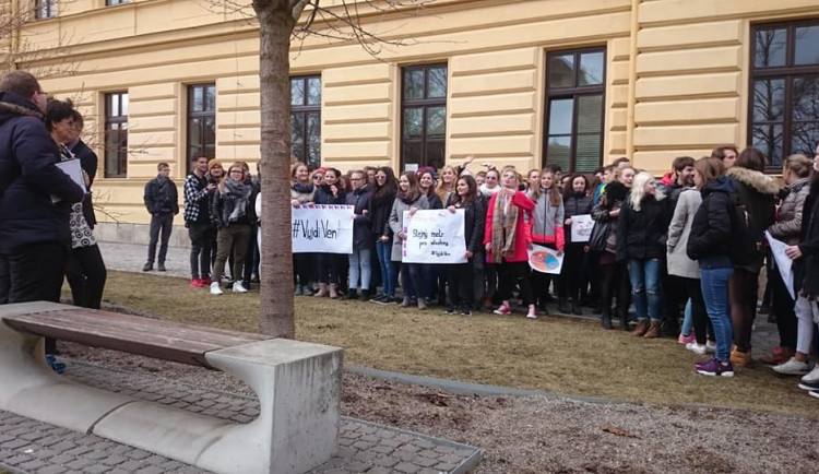 Studenti se na Vysočině připojili k výstražné stávce. Zúčastnili se i jihlavští gymnazisté