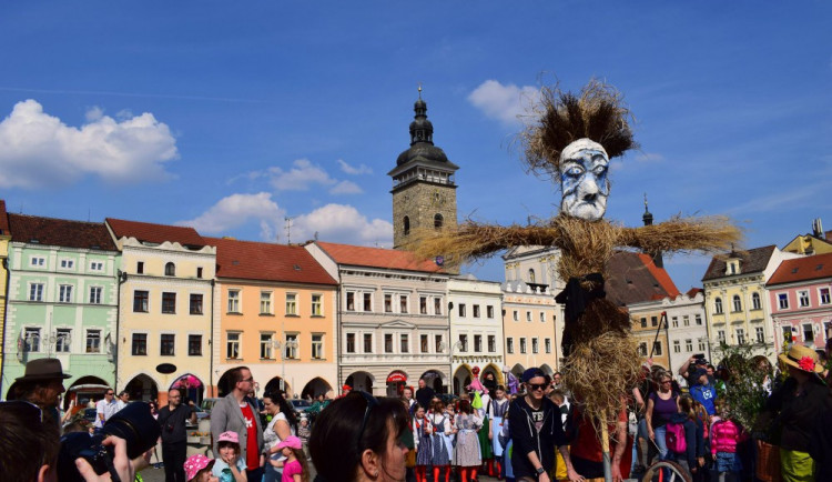 Lidé v Budějcích vyprovodí zimu starodávným pohanským zvykem. Vynesou z města Moranu