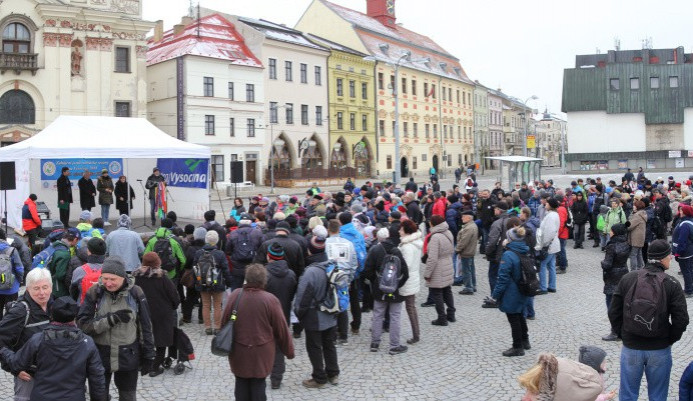 FOTO: Turisté na Vysočině zahájili sezónu v mrazu. Sešlo se jich víc než šest set
