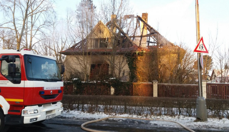 Při nočním požáru rodinného domu v Čimelicích na Písecku zemřeli dva lidé