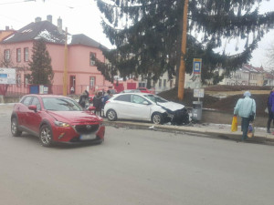 FOTO: V Jihlavě se střetla dvě auta, jeden člověk se těžce zranil. Policisté hledají svědky