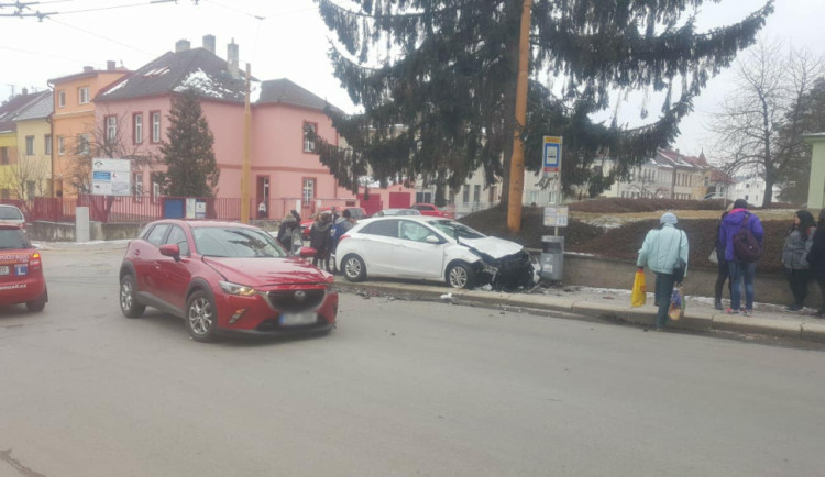 V Jihlavě se střetla dvě auta, jeden člověk se těžce zranil. Policisté hledají svědky