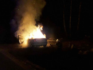 FOTO: U Lesoňovic havarovala řidička, auto začalo ihned hořet. Skončila v nemocnici