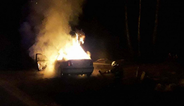 U Lesoňovic havarovala řidička, auto začalo ihned hořet. Skončila v nemocnici