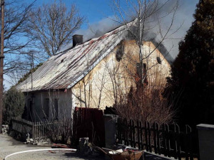 FOTO: Ve Stonařově kvůli záslepce kouřovodu shořel rodinný dům, škoda je milion korun
