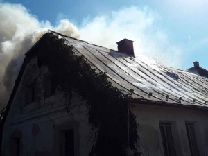Ve Stonařově kvůli záslepce kouřovodu shořel rodinný dům, škoda je milion korun