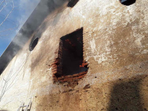 Ve Stonařově kvůli záslepce kouřovodu shořel rodinný dům, škoda je milion korun