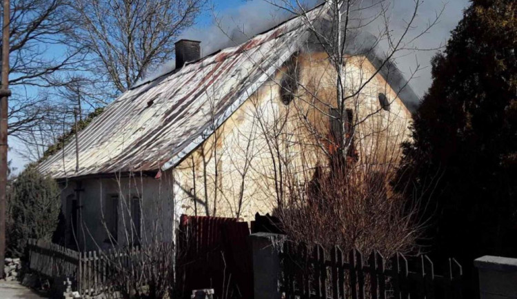 Ve Stonařově kvůli záslepce kouřovodu shořel rodinný dům, škoda je milion korun