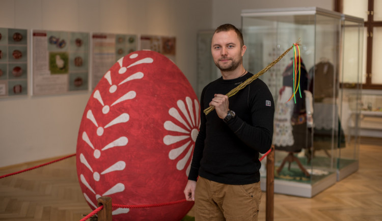 Martin Bach udržuje v Českých Budějovicích tradici pletení pomlázek