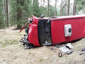 Třiadvacetiletý řidič dostal smyk a narazil do stromu. Škoda je sto dvacet tisíc korun