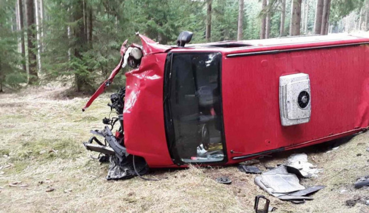 Třiadvacetiletý řidič dostal smyk a narazil do stromu. Škoda je sto dvacet tisíc korun