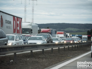 Hromadná nehoda na 158. kilometru dálnice na dvě hodiny znemožnila průjezd na Brno