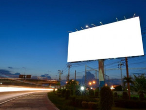 Od hlavních tahů Vysočiny zmizela necelá třetina billboardů. Kraj hledá jejich vlastníky