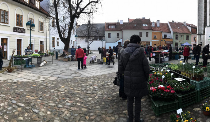 Piaristické náměstí v Budějcích zase ožilo tradičními trhy. Jsou vždy v sobotu a ve čtvrtek