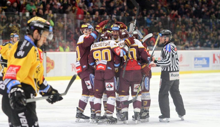 Doma opět za tři body! Dukla porazila Litvínov 4:1 a dostala se do čela barážové tabulky