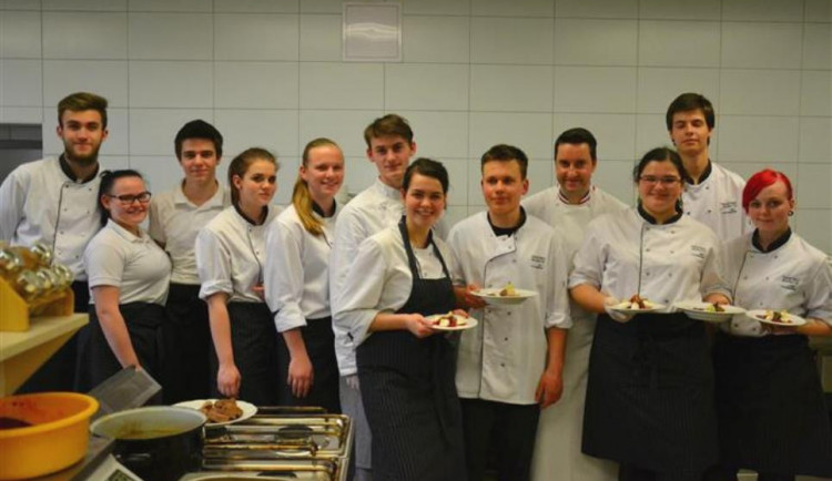 Kuchař s michelinskou hvězdou Fhilippe Mille  vaří se studenty vysočinské Gastroakademie