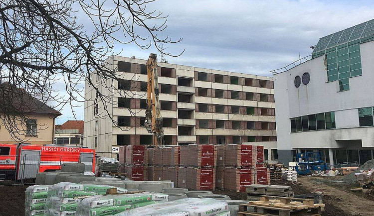 Začala demolice bývalé chirurgie třebíčské nemocnice. Vylepší se i budova porodnice
