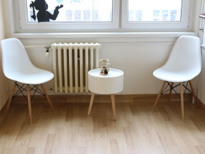 Dva pokoje na geriatrii jihlavské nemocnice dostaly nový kabát. Oživily je barvy